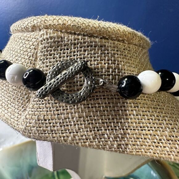 Handcrafted Genuine Onyx and White Tridnaca Semi Precious Necklace 16” Long - Picture 2 of 3